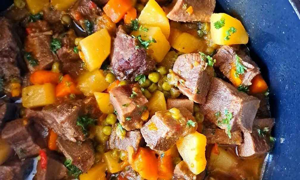 Ensopado de carne com batata, cenoura e ervilha